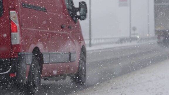 慢镜头:冬天卡车和货车在危险的雪地公路上行驶