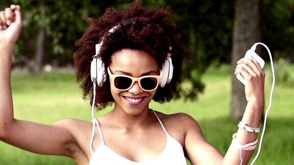 非洲裔美国年轻女子戴着耳机听音乐
