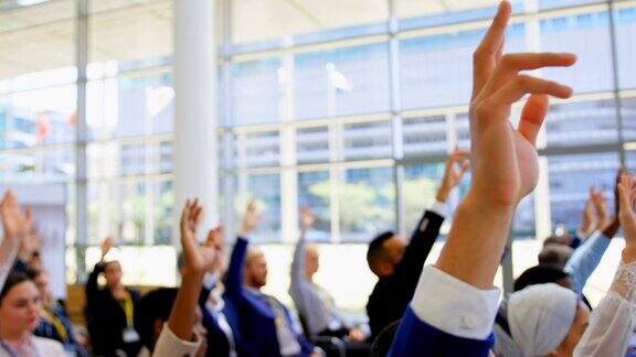 多民族商务人士在商务研讨会上举手4k