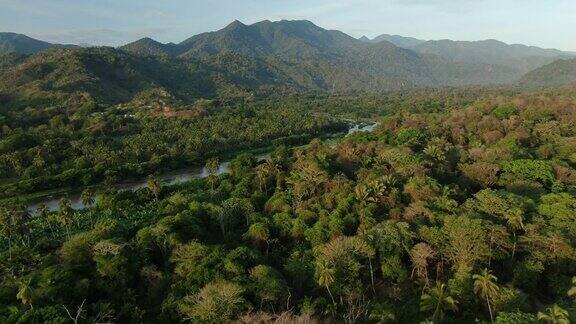 无人机拍摄的哥伦比亚森林里的一条河