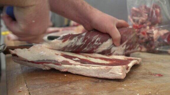 在传统的英国食物准备屠夫商店修剪肉