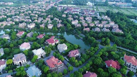 独立复式住宅的实时鸟瞰图