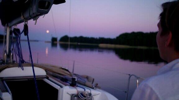 浪漫的湖上日落年轻人喜欢航海