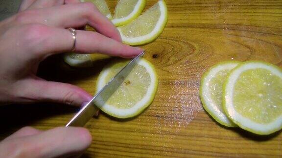 女孩在木板上用柠檬把刀切成片