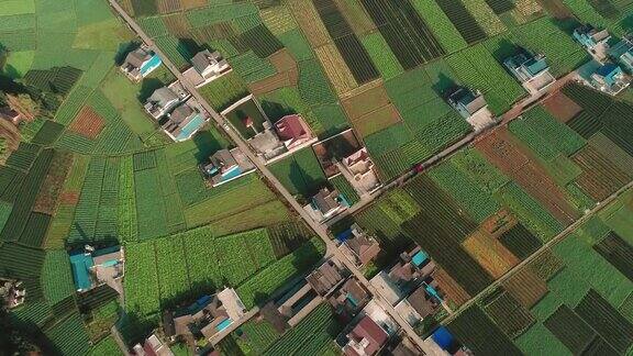 阳光下的中国村庄鸟瞰图