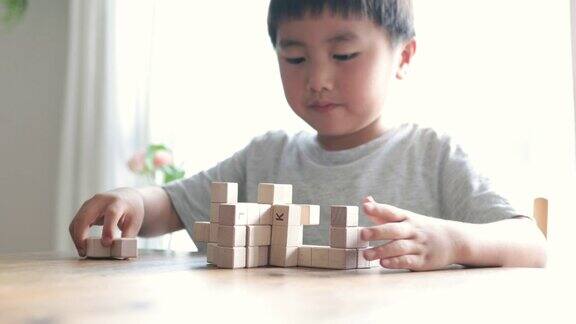 男孩在家玩积木