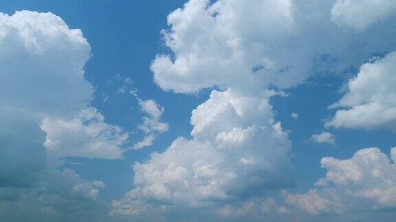 积雨云和蓝天美丽的夏日积雨云飘过蓝天间隔拍摄