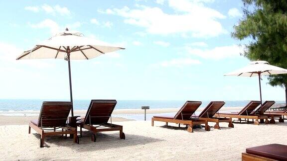 暑假在泰国的白色沙滩和日光浴床华欣海滩