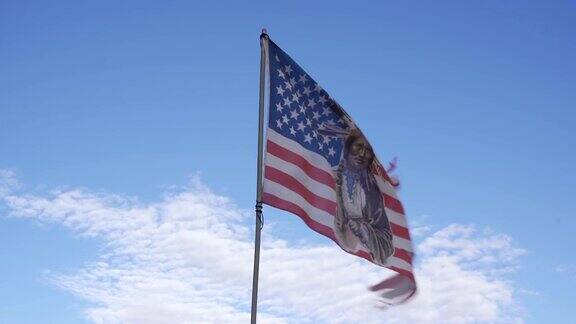 犹他州纪念碑谷自然公园内的阿帕奇旗帜美国