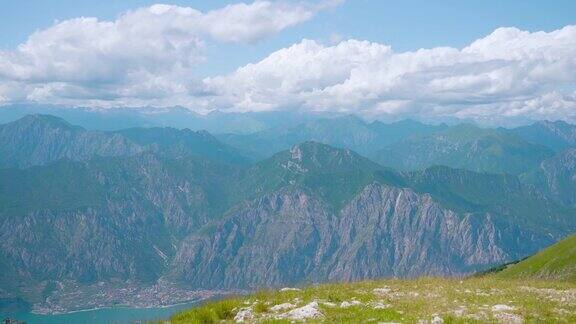 夏天加尔达湖上的阿尔卑斯山