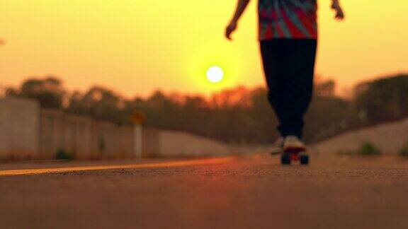 年轻女子在日落时玩滑板