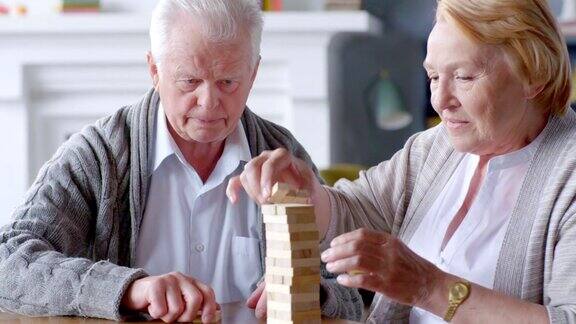 老夫妇在玩棋盘游戏