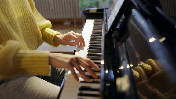 在室内弹钢琴的女人