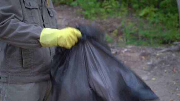 志愿者帮助垃圾收集慈善环境户外