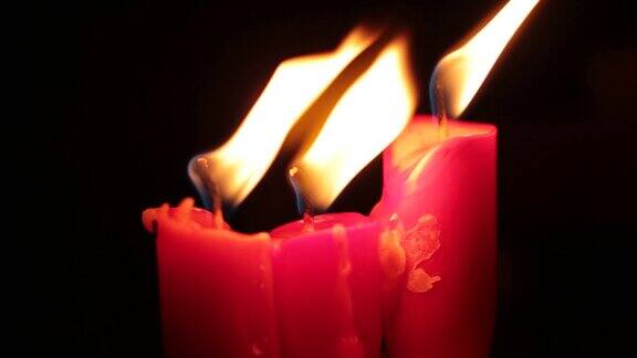 明亮的火焰燃烧节日的蜡烛背景散焦