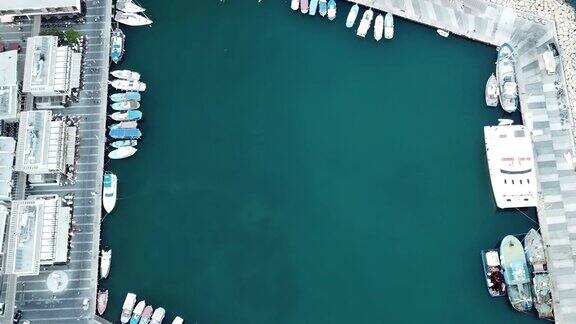 从空中俯瞰停泊在利马索尔新码头的船只