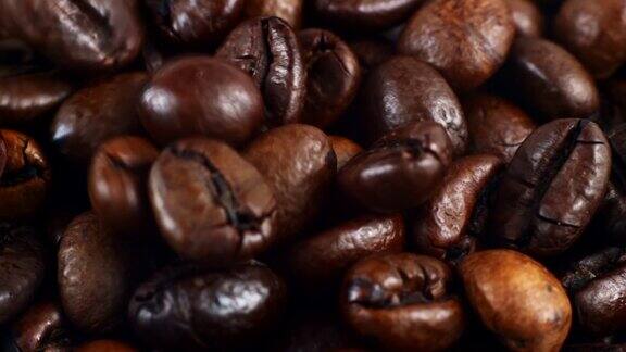深褐色的烘焙咖啡豆落下