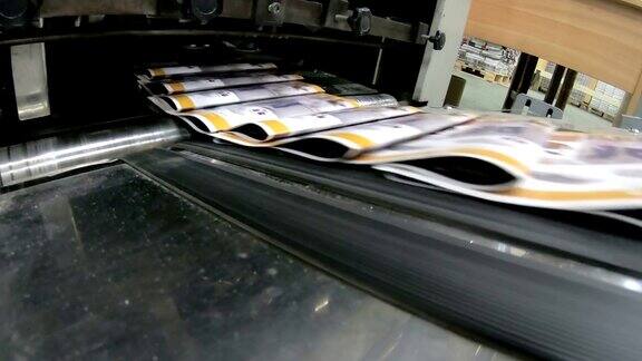 印刷厂出厂时杂志线收集后通过压辊进入印刷单元并折叠