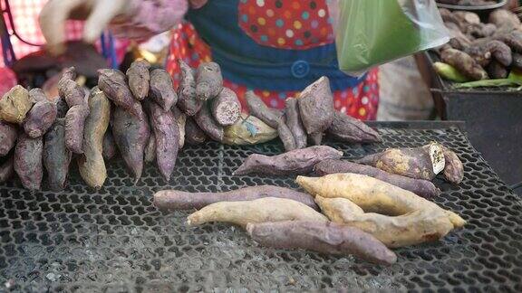 美味的烤制有机红薯紫色和黄色的木炭炉在新鲜市场在冬季