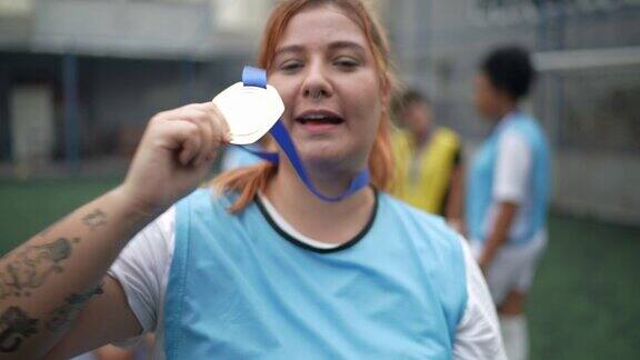 一名女子足球运动员庆祝赢得奖牌的肖像