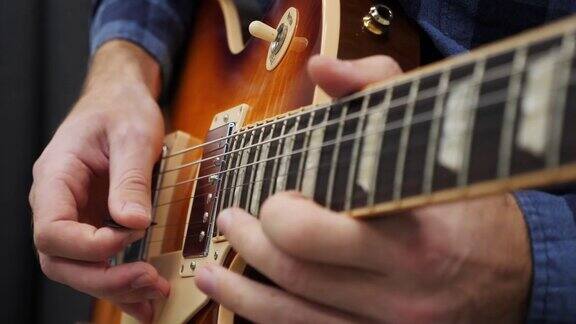 男性弹吉他专业吉他手用拨片电吉他演奏爵士或蓝调独奏乐器