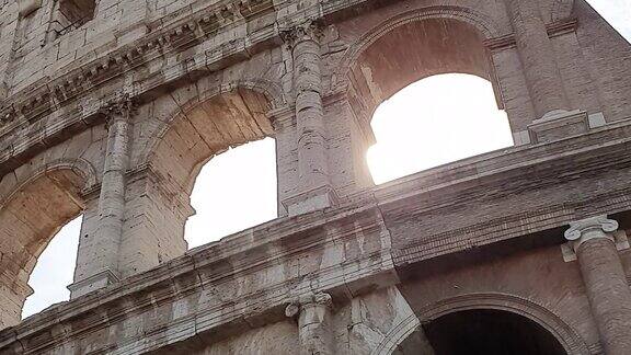 一缕阳光穿过意大利罗马圆形大剧场的拱门