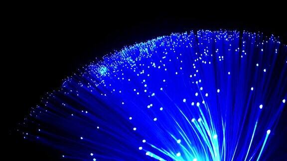 从蓝色生长束的多颜色细节与褪色的光纤在黑色背景文字空间高速互联网的快速光信号