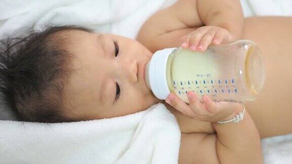 6个月的婴儿吸奶