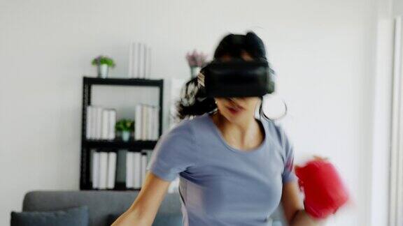 少女在客厅里玩虚拟游戏