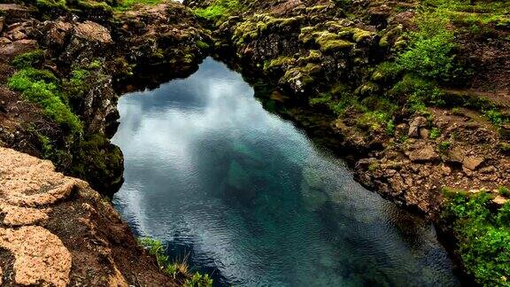 板块构造裂谷作用充满清水倒影在水面上的云朵和涟漪冰岛的Thingvellir国家公园