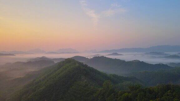 惊人的山地景观鸟瞰视频在日出