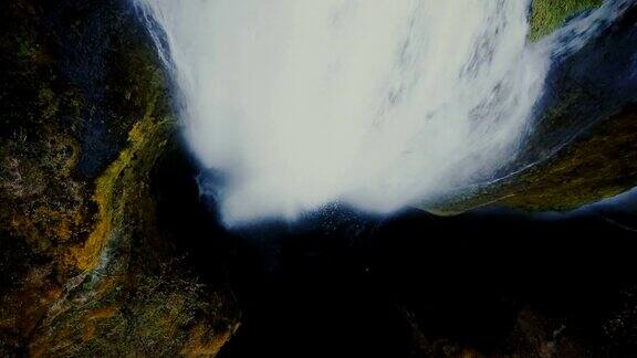 顶部鸟瞰图与飞溅和泡沫下降的水冰岛美丽的Gljufrabui瀑布