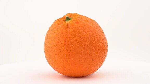 橘汁水果在转盘上旋转滴在皮肤上孤立在白色背景上Loopable关闭宏