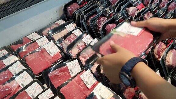 在超市买肉