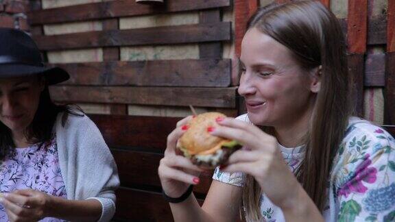 女孩在吃美味的汉堡