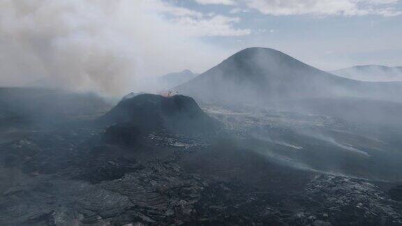 从空中俯瞰火山喷发