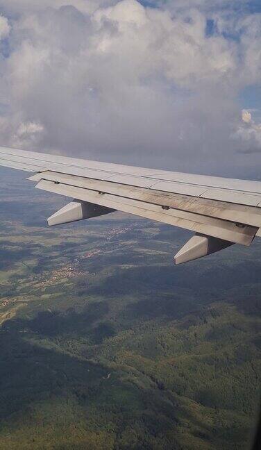从空中的飞机窗口看