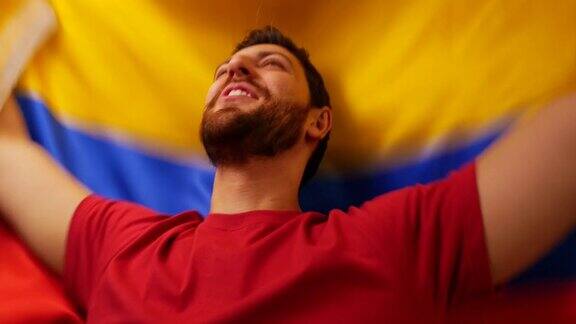 哥伦比亚球迷举着哥伦比亚国旗庆祝