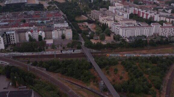 向后飞越铁路轨道交叉点大城市的城市街区倾斜展示柏林德国