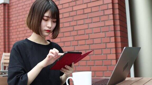 年轻的亚洲女性通过网络课程学习