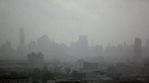 暴风雨的曼谷城市景观与摩天大楼