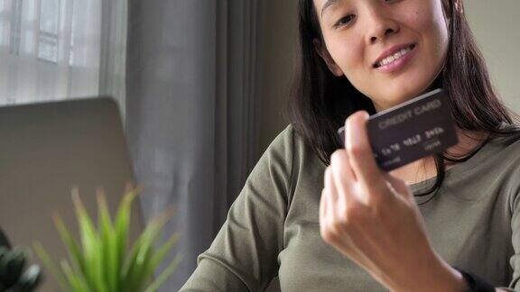 女人用信用卡的手的特写