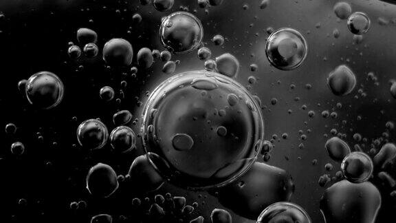 油滴在水中移动抽象的黑白背景
