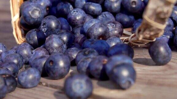 蓝莓从篮子里掉出来落在木桌上