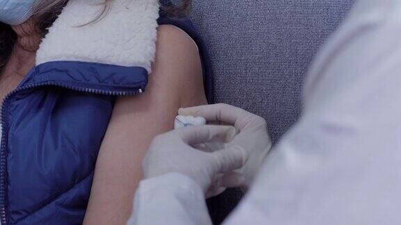 卫生保健工作者准备接种疫苗