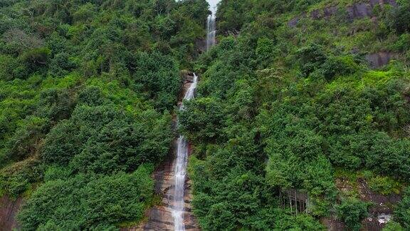 斯里兰卡丛林中的热带瀑布
