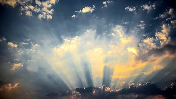 日落时透过云层的阳光