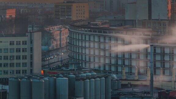 白俄罗斯明斯克清晨烟雾城市屋顶全景4k时间推移