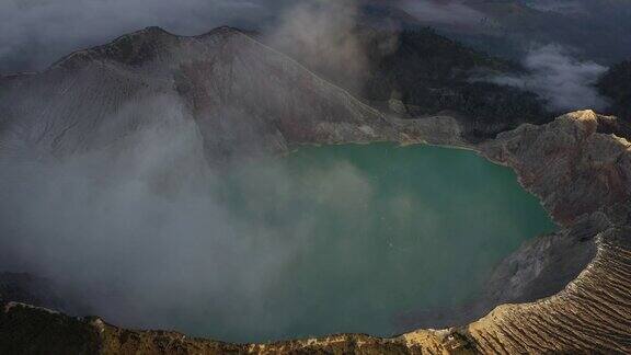 鸟瞰图卡瓦伊真火山火山口在东爪哇印度尼西亚