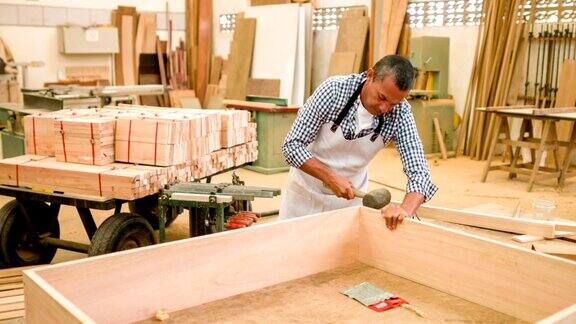 组装家具的木匠